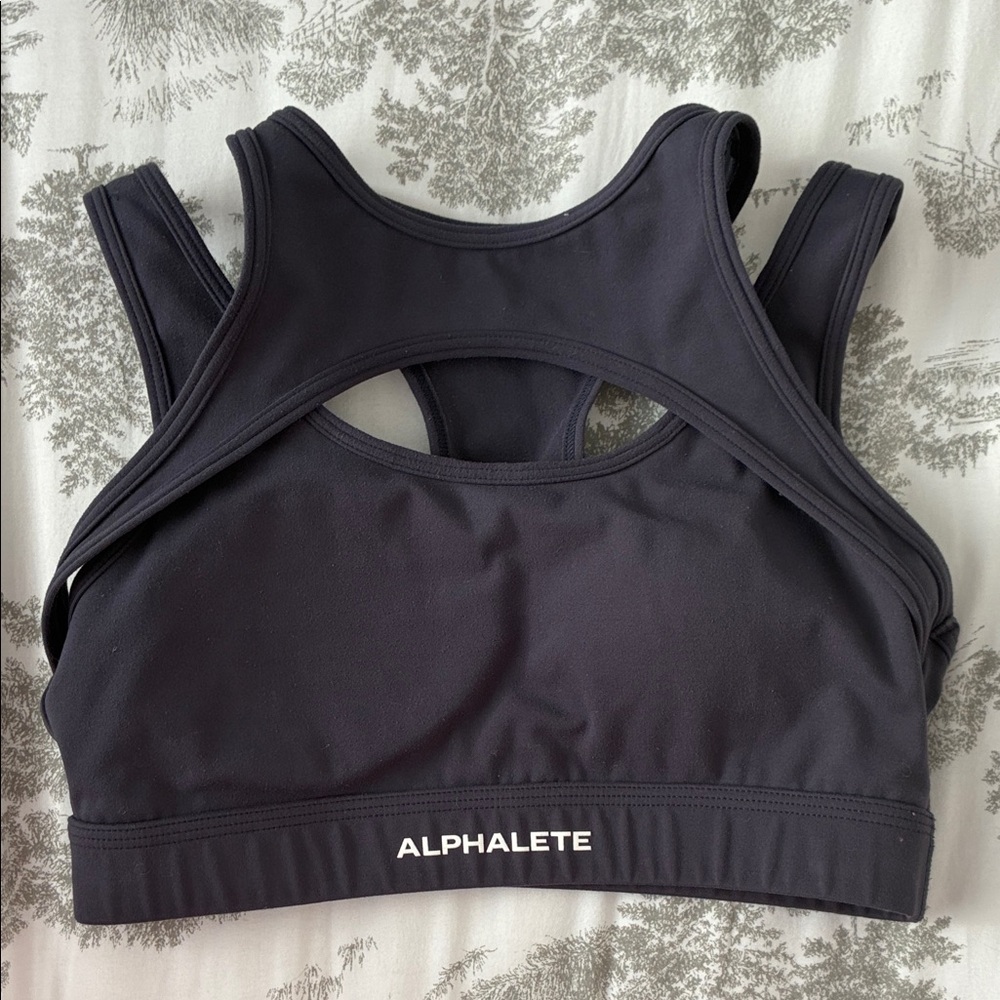 Alphalete Size XS Surface Keyhole Strappy Sports Bra - Dark Gray